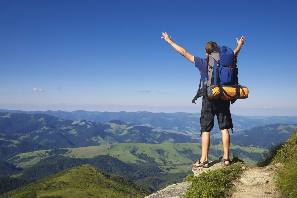 Homme au haut d'une montagne